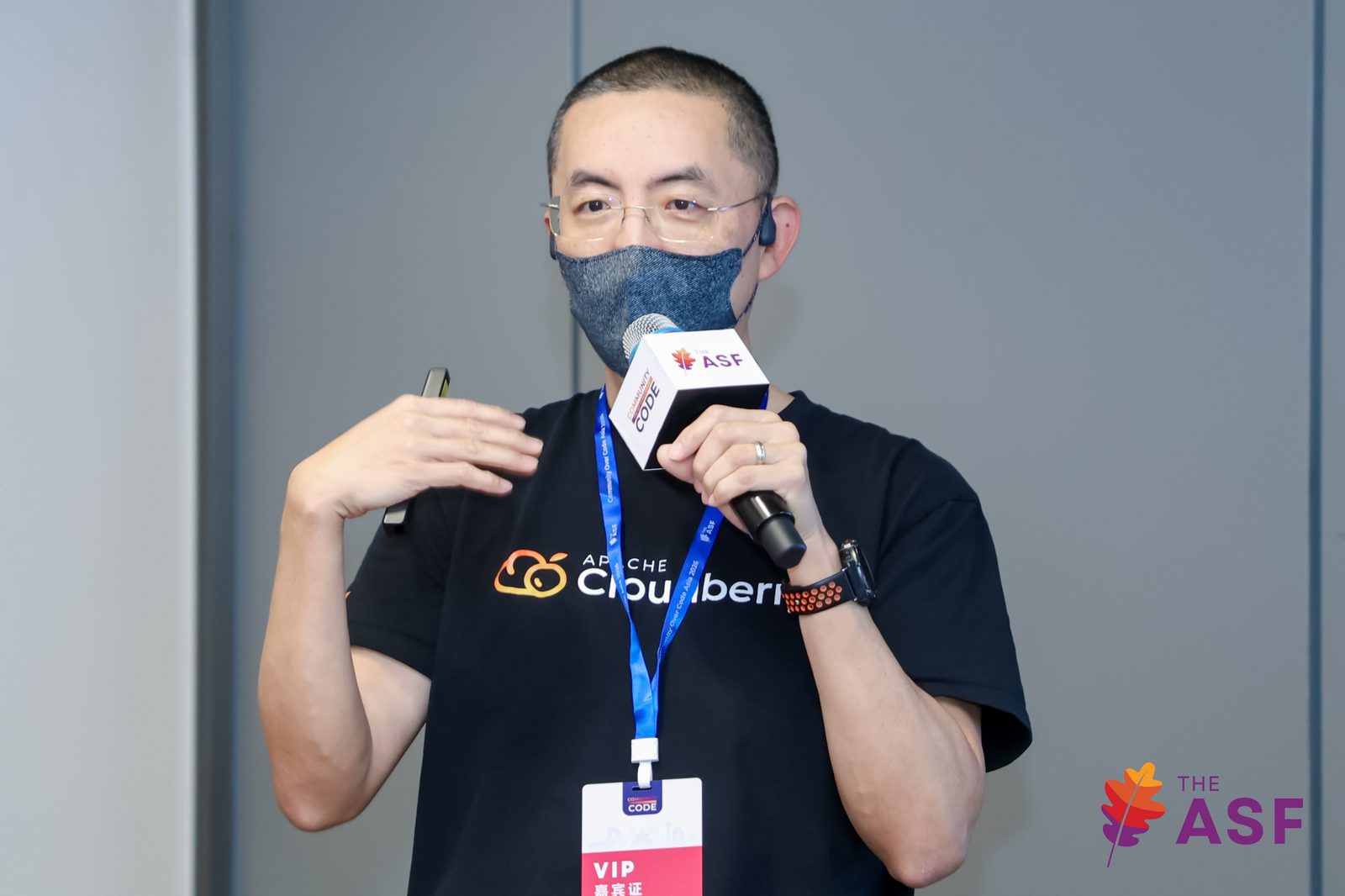 Shine Zhang presenting at Community Over Code Asia 2026